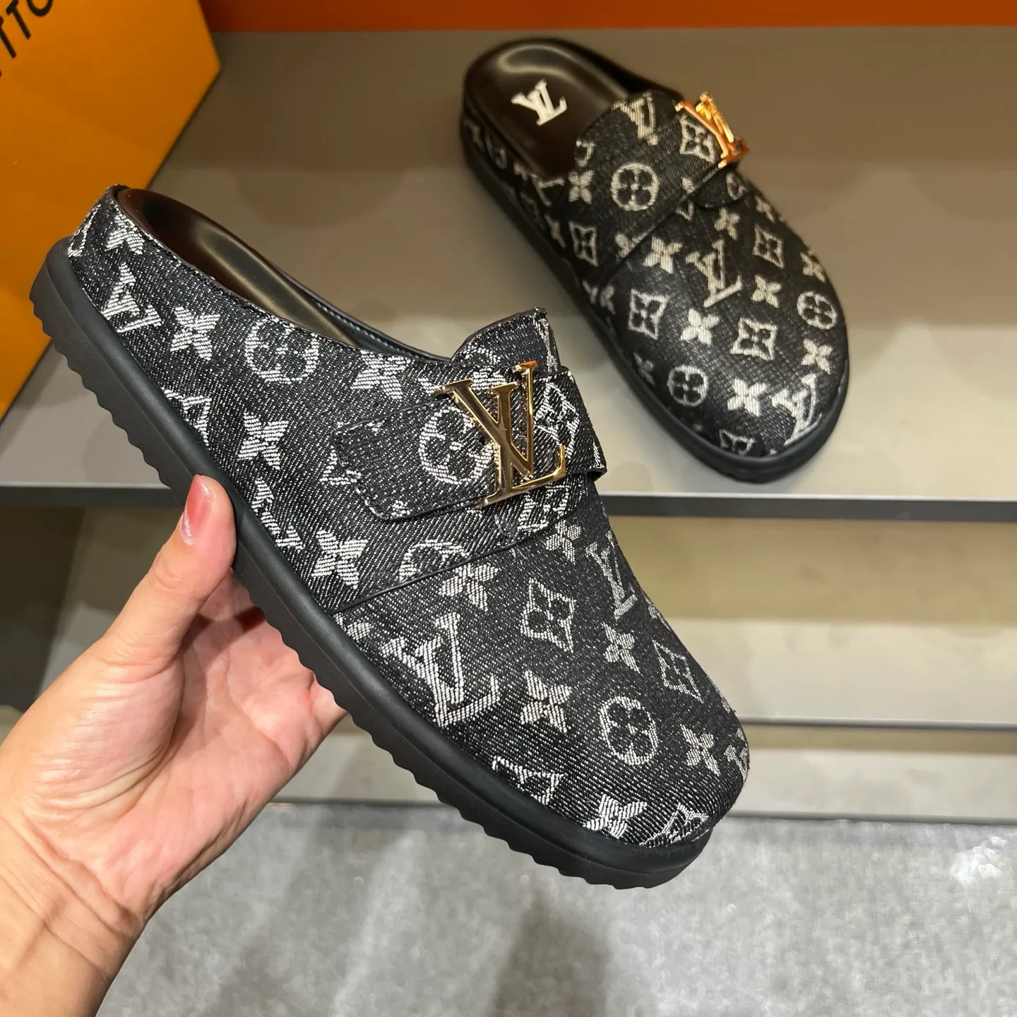 P340, LV Easy 2025 new men's casual sandals, made of suede cow leather, with Monogram pattern to highlight the trendy style. Adjustable straps illuminated with LV letters, while a resilient insole and micro outsole provide lightweight comfort. Made of suede cow leather with embossed Monogram pattern and brand element metal hardware✅Adjustable straps➕Tough insole‼ ️Micro outsole. Comfortable and easy to wear‼ ️ 38-45 (45 customized)